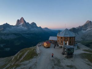 Télétravail en altitude : comment les stations de montagne se réinventent pour accueillir les travailleurs nomades